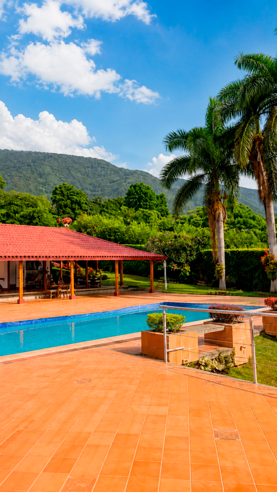 Piscina y zona social de la finca