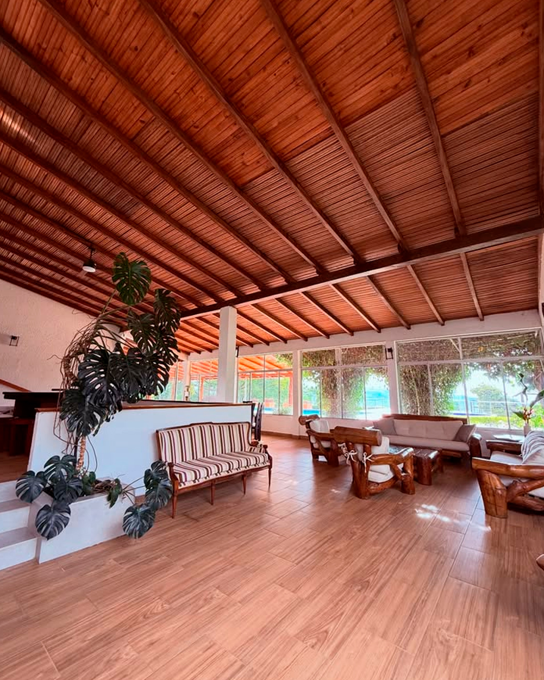 Zona social interior de la finca